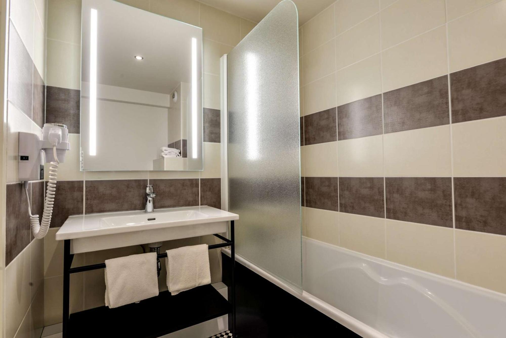 Brit Hotel Du Stade Rennes Ouest Bagian luar foto