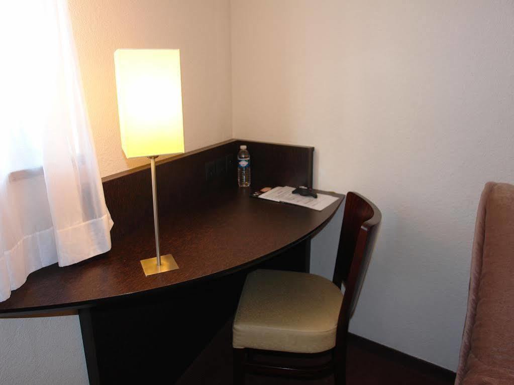 Brit Hotel Du Stade Rennes Ouest Bagian luar foto